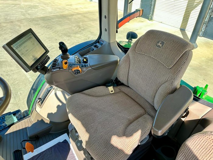 2016 John Deere 7210R