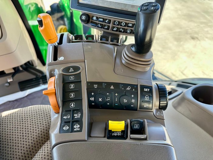 2016 John Deere 7210R