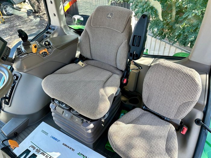 2016 John Deere 7210R