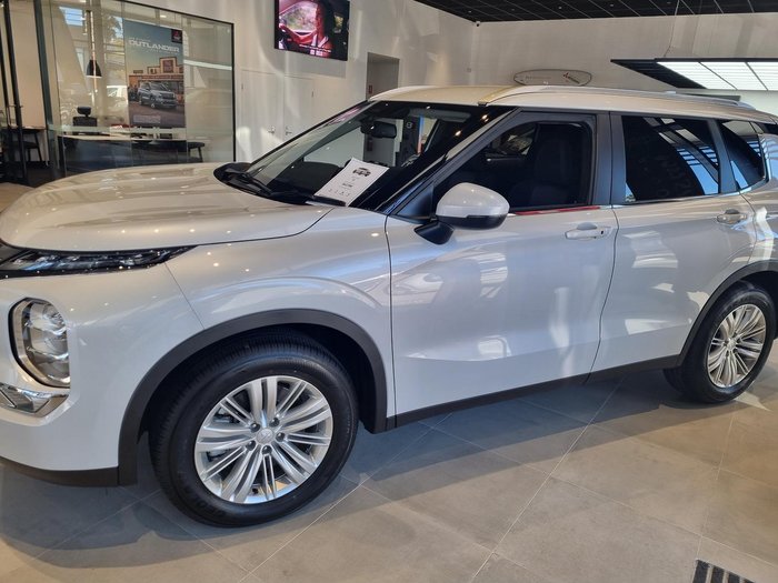 2024 Mitsubishi Outlander LS