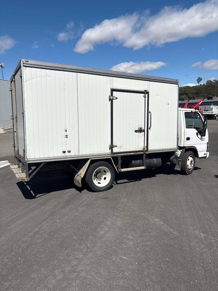 2007 Isuzu Nqr 450 Refrigerated Pantech White