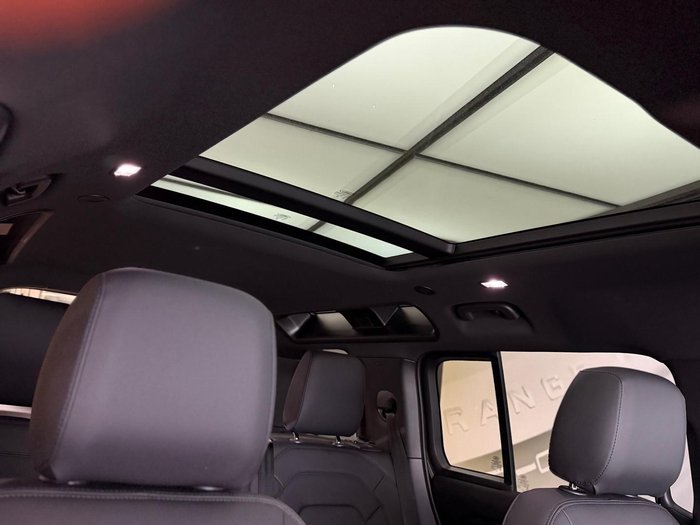 2025 Land Rover Defender 110 P400e X-Dynamic SE