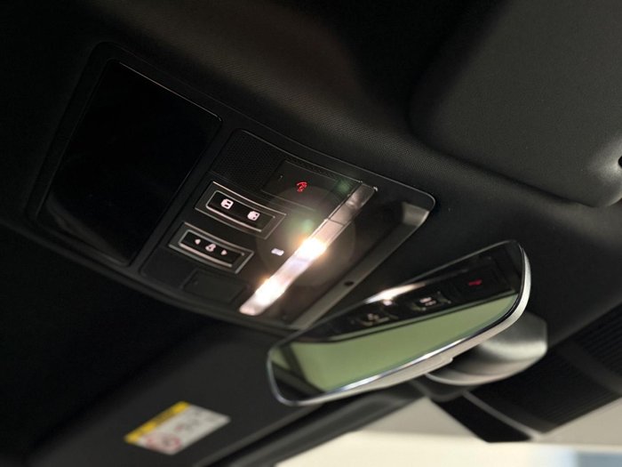 2025 Land Rover Defender 110 P400e X-Dynamic SE