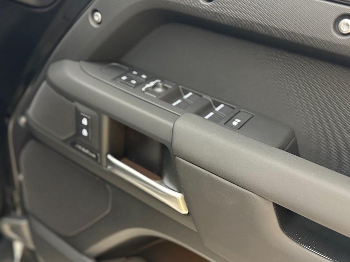 2025 Land Rover Defender 110 P400e X-Dynamic SE