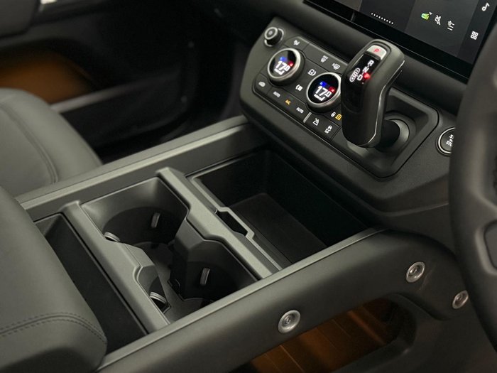 2025 Land Rover Defender 110 P400e X-Dynamic SE