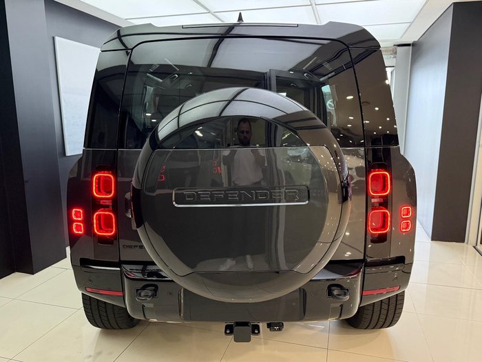 2025 Land Rover Defender 110 P400e X-Dynamic SE