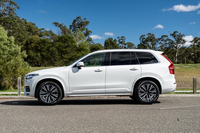 2022 Volvo XC90 B5 Momentum