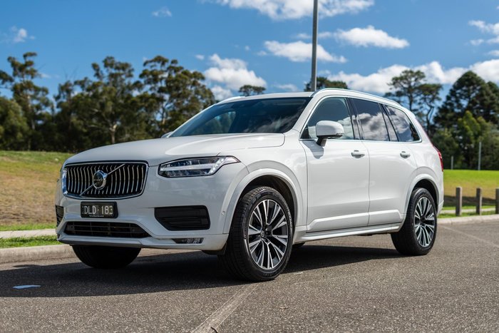 2022 Volvo XC90 B5 Momentum