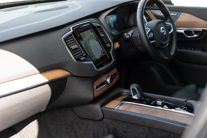 2022 Volvo XC90 B5 Momentum