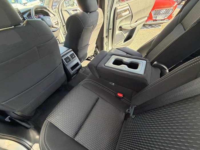 2025 Mitsubishi Outlander LS