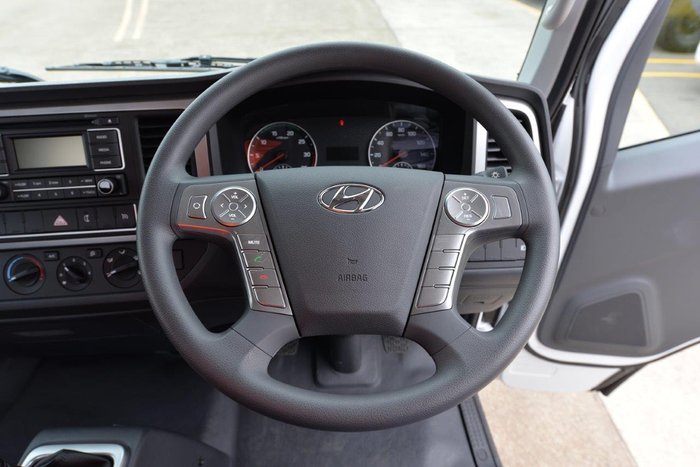 2025 HYUNDAI EX4 MWB WHITE
