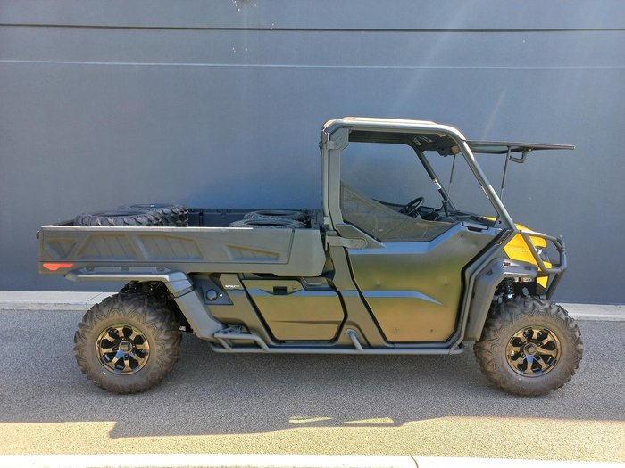 2024 Can-Am Defender HD10 DPS PRO Defender Yellow