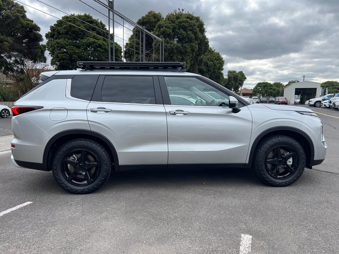 2024 Mitsubishi Outlander LS