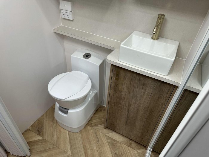 2025 Lotus Caravans Sprint Sp223t 22'3 3 Bunk