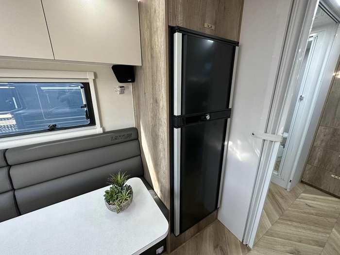 2025 Lotus Caravans Sprint Sp223t 22'3 3 Bunk