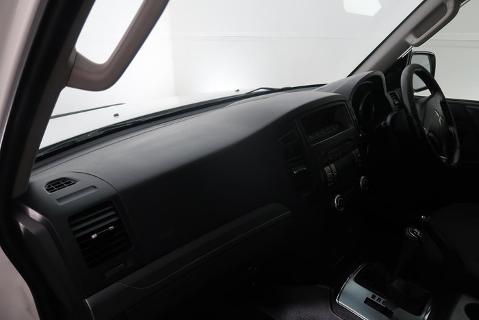 2010 Mitsubishi Pajero GLX NT MY10 4X4 Warm White