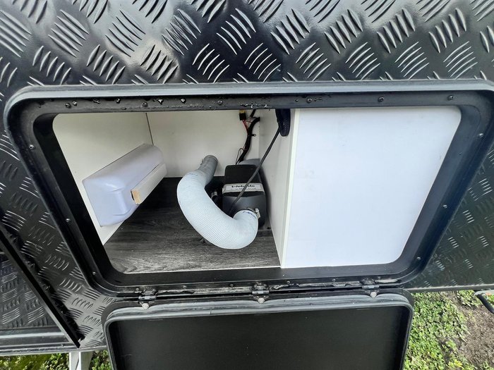 2024 JB Caravans Scorpion Sting Air 23'6 Rear Club