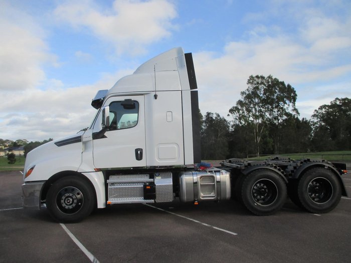 2024 Freightliner Cascadia 126 white