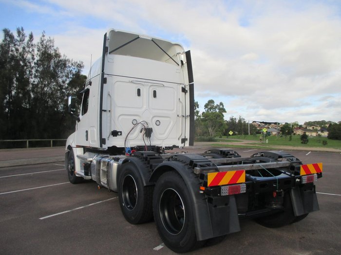 2024 Freightliner Cascadia 126 white