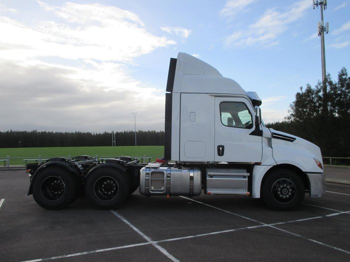2024 Freightliner Cascadia 126 white