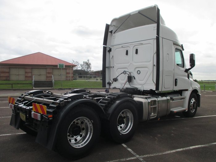 2024 Freightliner Cascadia 126 white