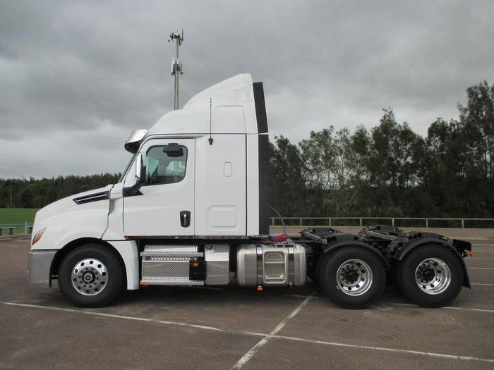 2024 Freightliner Cascadia 126 white