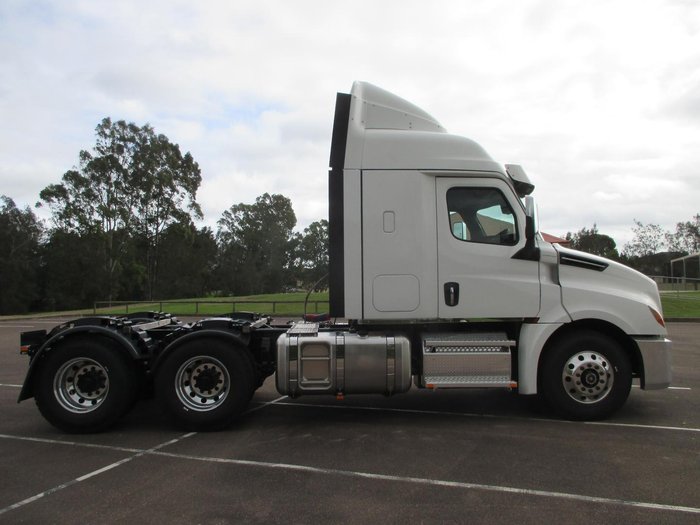 2024 Freightliner Cascadia 126 white