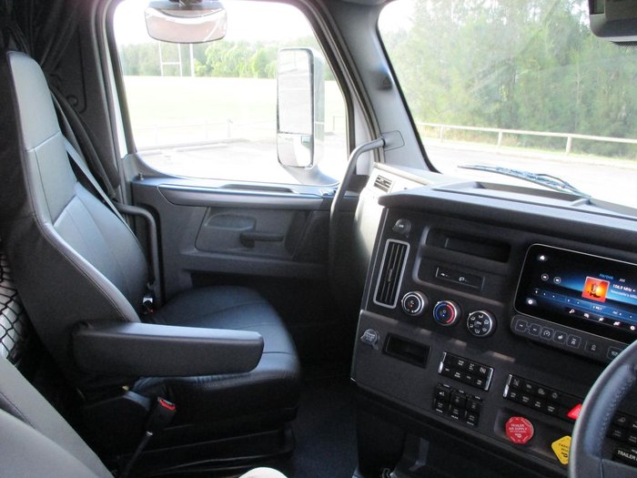 2024 Freightliner Cascadia 126 white