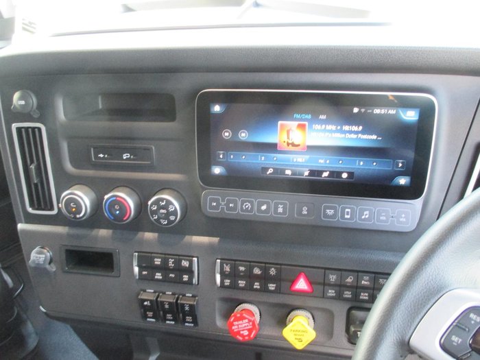 2024 Freightliner Cascadia 116 white