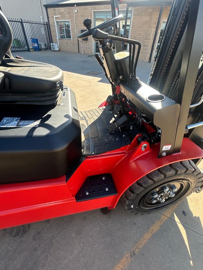 2024 REDLIFT Cpcd30h-490