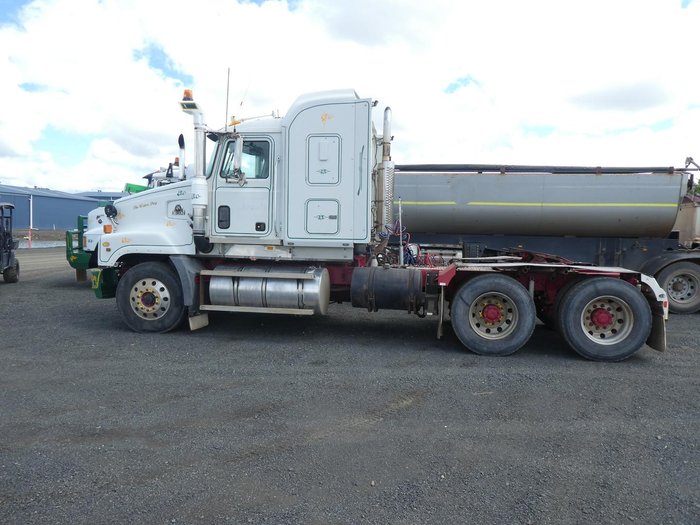 2003 Mack Trident WHITE
