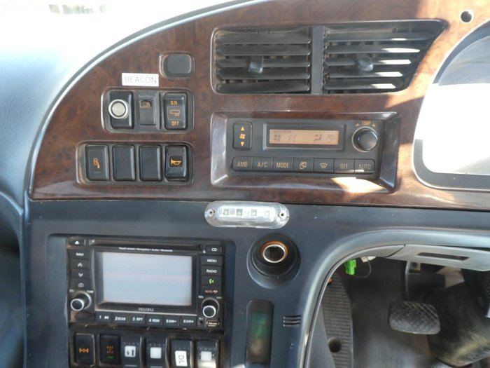 2010 Isuzu Cxz Giga WHITE
