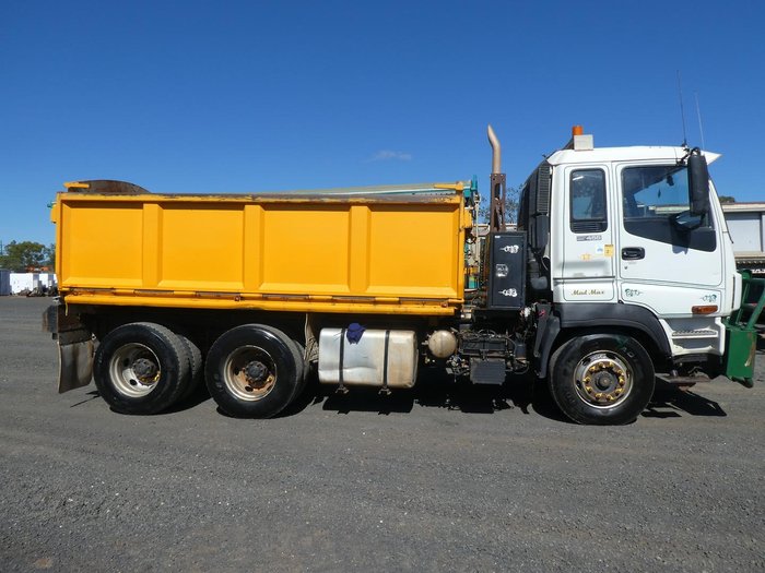 2010 Isuzu Cxz Giga WHITE