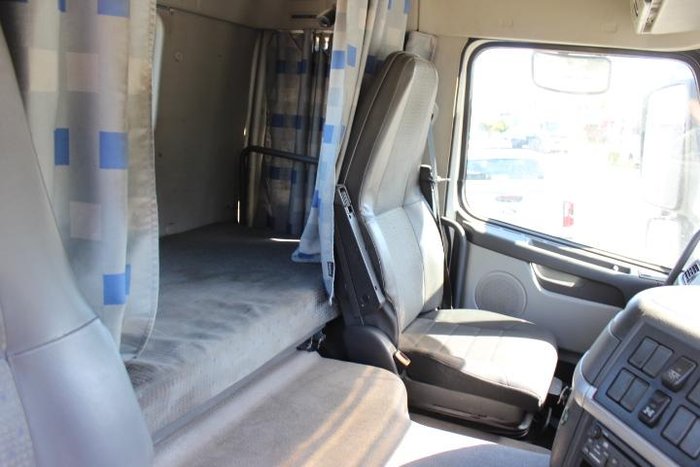 2003 Volvo Fm Series FM9 340 WHITE