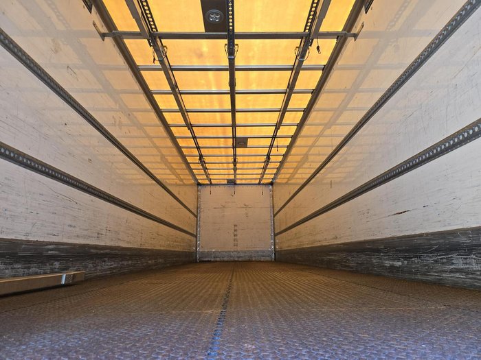 2009 Vawdrey 16P Dry Freight Van White