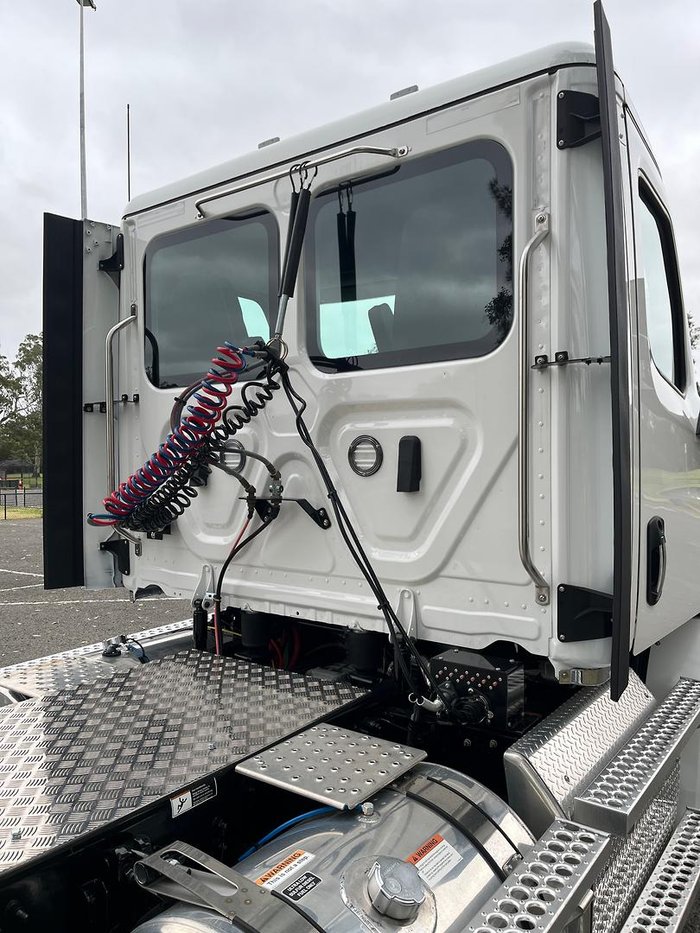 2023 Freightliner Cascadia 116 White