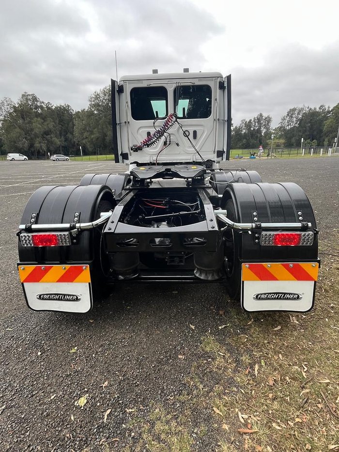 2023 Freightliner Cascadia 116 White