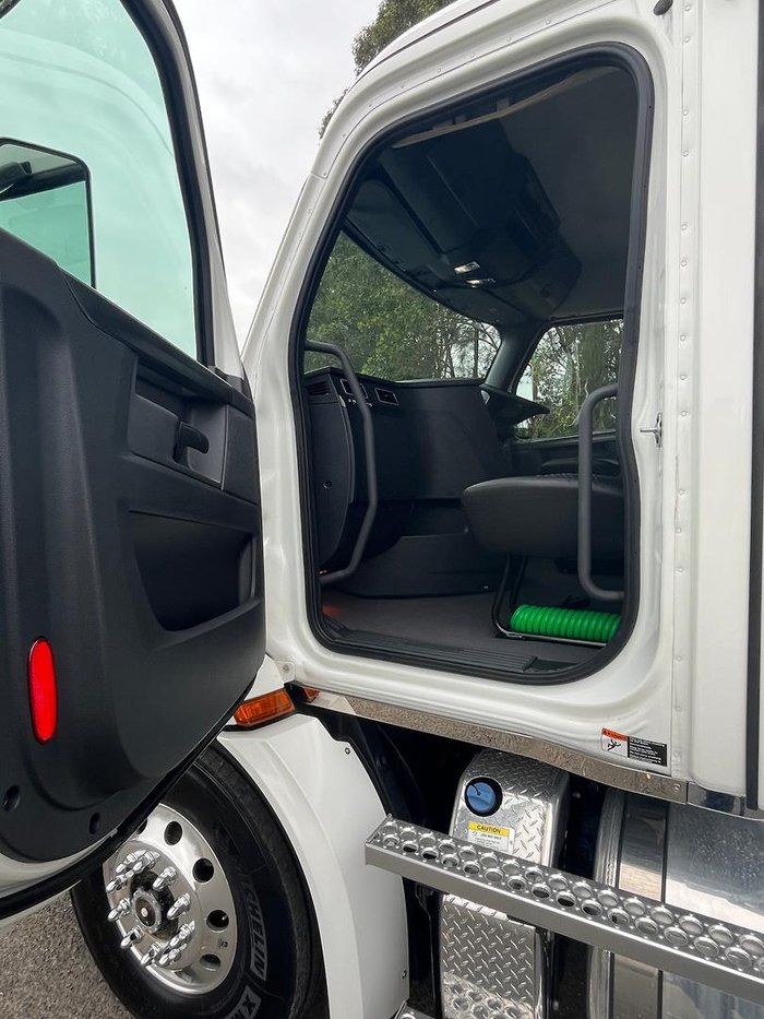 2023 Freightliner Cascadia 116 White