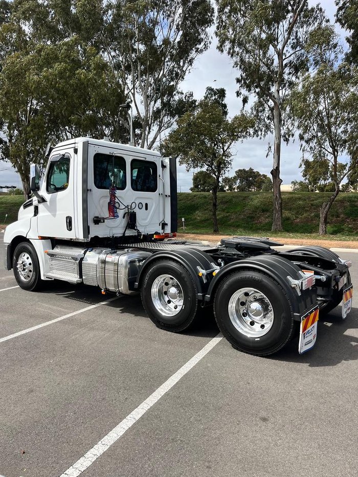 2024 Freightliner Cascadia 126 White