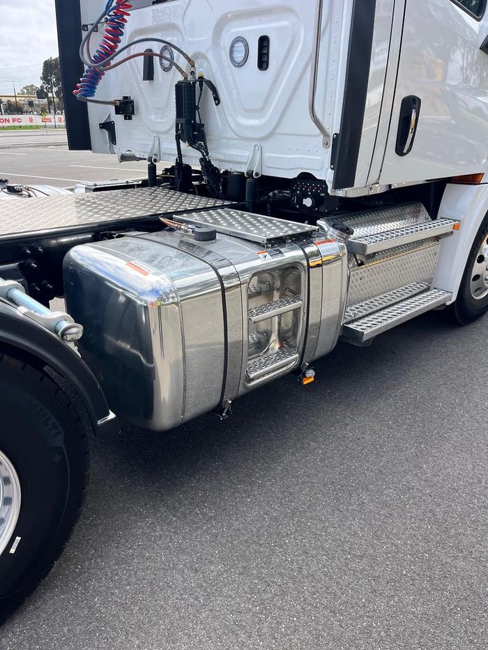 2024 Freightliner Cascadia 126 White