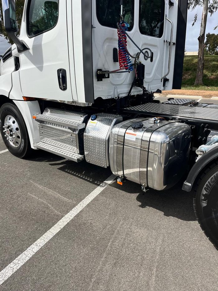 2024 Freightliner Cascadia 126 White