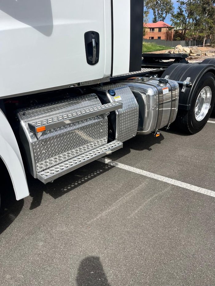 2024 Freightliner Cascadia 126 White