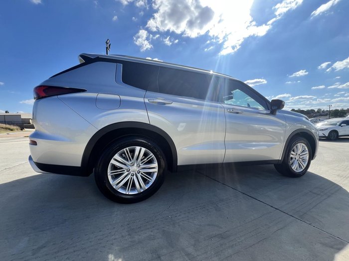 2023 Mitsubishi Outlander LS