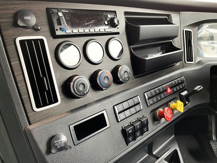 2024 Freightliner Cascadia 126 White