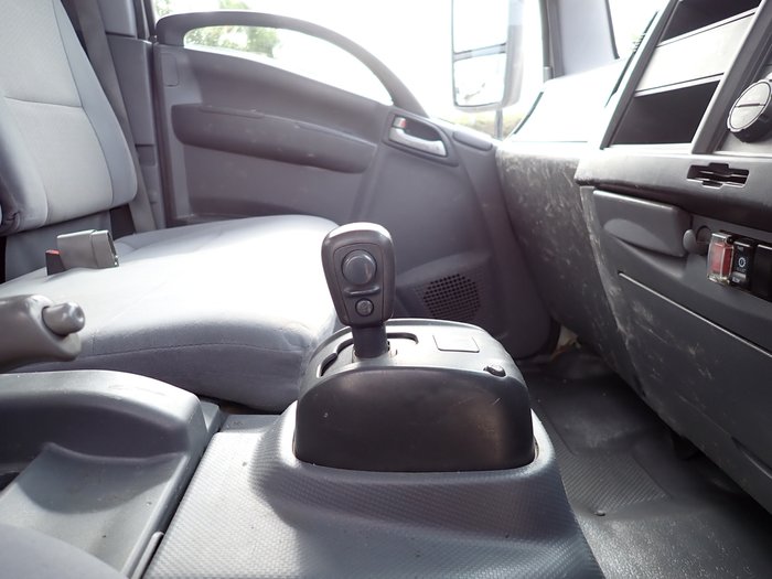 2019 ISUZU NPR 45-155 WHITE
