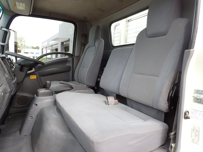 2019 ISUZU NPR 45-155 WHITE