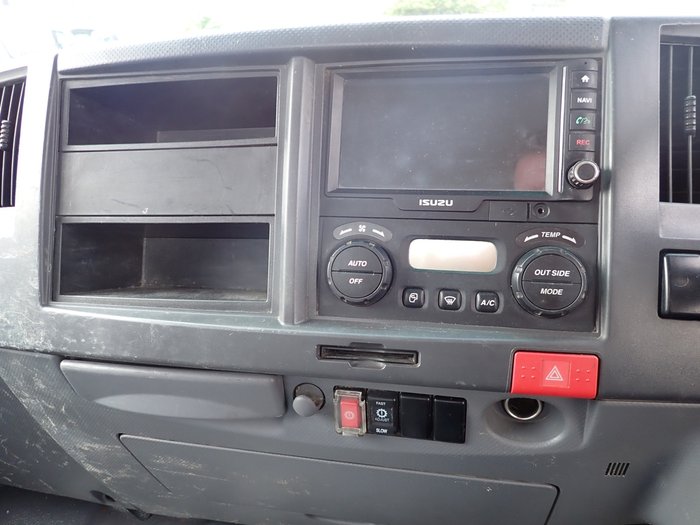 2019 ISUZU NPR 45-155 WHITE