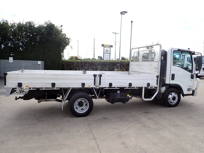 2019 ISUZU NPR 45-155 WHITE
