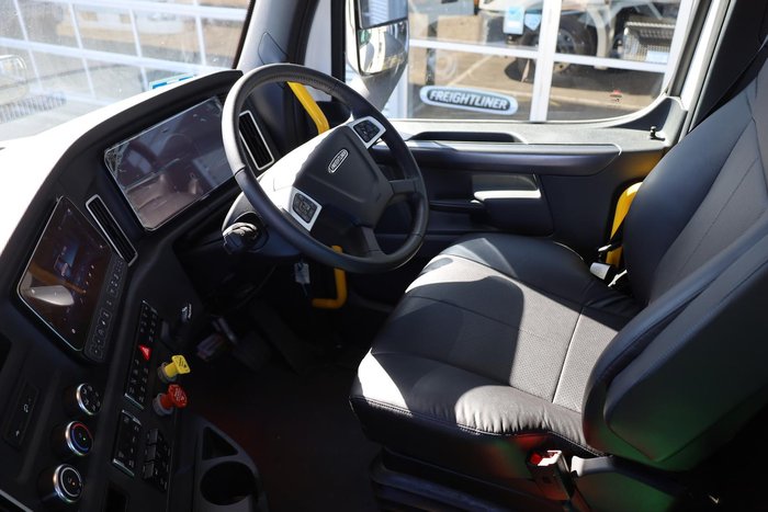 2024 Freightliner Cascadia 126 White