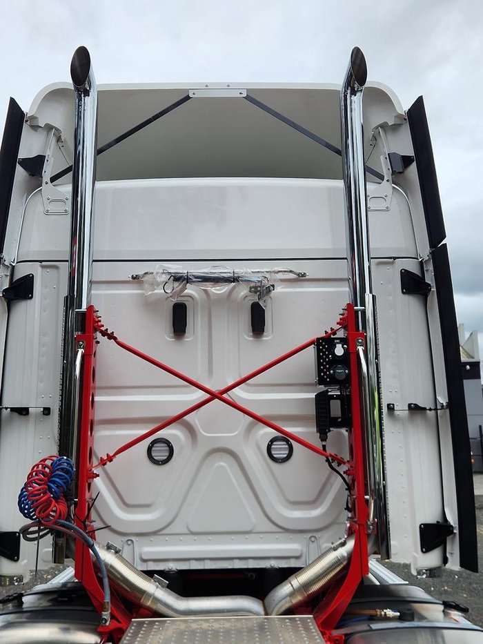 2024 Freightliner Cascadia 126 White